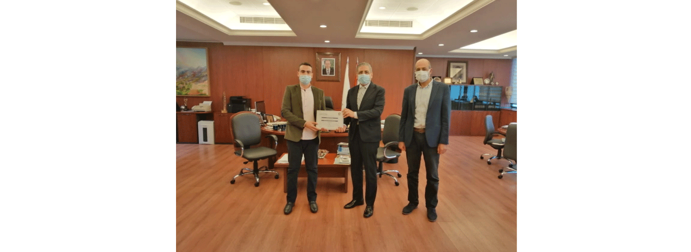 الرئيس أيوب يستقبل سامي نعيم الفائز بالعدد الأعلى من شهادات وزارة التنمية الإدارية ضمن برنامج (OMSAR E-Learning Portal)