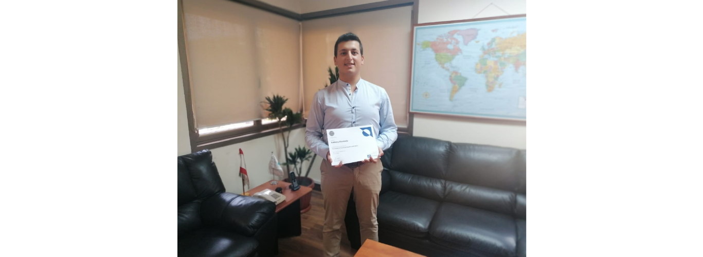 أنطوني سبعلي من كلية السياحة وإدارة الفنادق في الجامعة اللبنانية يتسلم شهادة فوزه بالمركز الأول في امتحان الاتحاد الدولي للنقل الجوي (IATA)