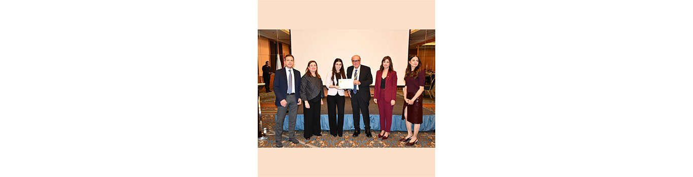 جائزة تقديرية للطالبة كارين سيمونيان من كلية طب الأسنان